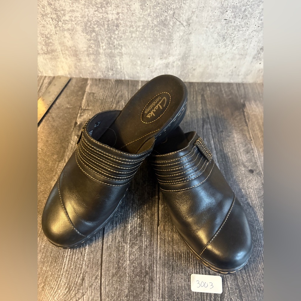 Clarks Bendables black leather clogs/mules slip-ons size 8.5 Wide